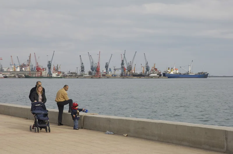 Atatürkin puisto (Mersin) – merenrantapromenadi, jossa on muistomerkki