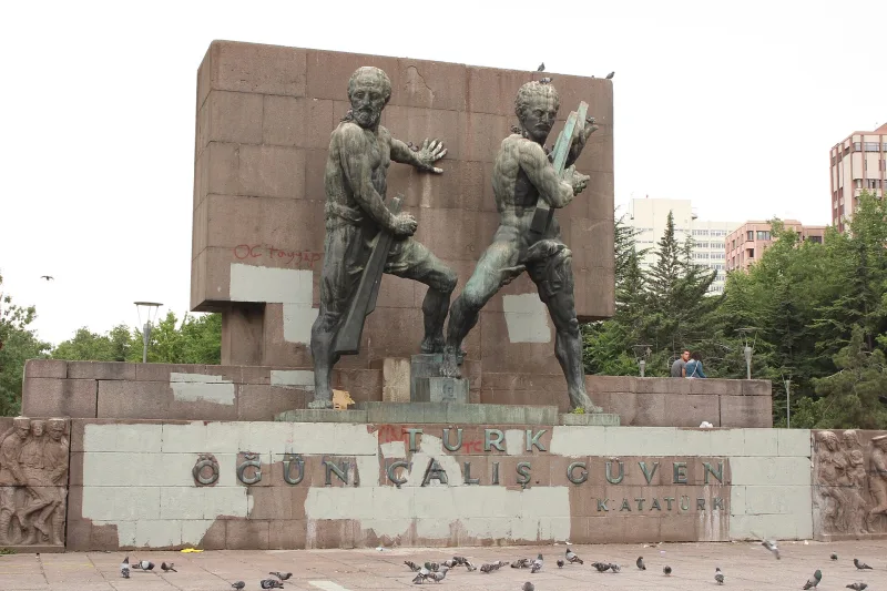 A Kızılay-i Güvenpark – a Biztonság emlékműve és Ankara szíve