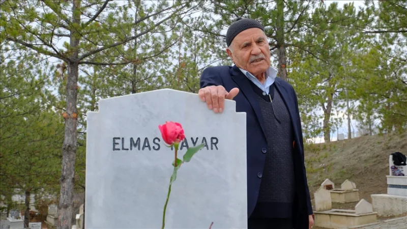 В Чоруме 84-летний Ибрагим Кайар каждый год 14 февраля приходит с красными розами на могилу жены, которую он потерял 10 лет назад.