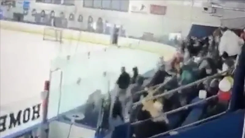 שני אנשים נהרגו כאשר נורו יריות במהלך משחק הוקי קרח בתיכון בארצות הברית.