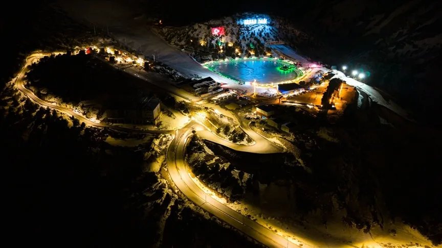 O centro de esqui de Ergan Mountain, em Erzincan, foi especialmente iluminado para o Ramadão