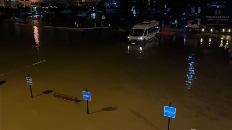 Überlaufen des Kepez-Bachs aufgrund von Regenfällen in Çanakkale, Anstieg der Durchflussmenge des Sarıçay-Bachs
