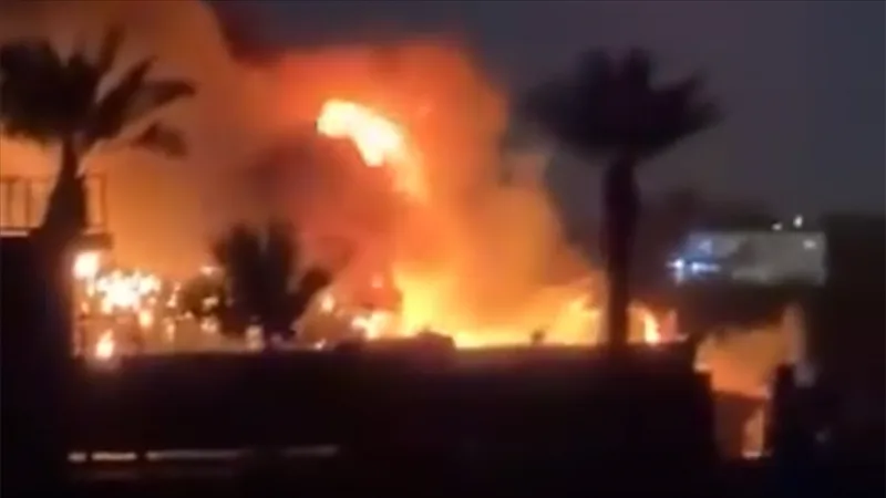 Auf dem US-Stützpunkt in Bagdad, auf den ein Angriff verübt wurde, ist ein Feuer ausgebrochen