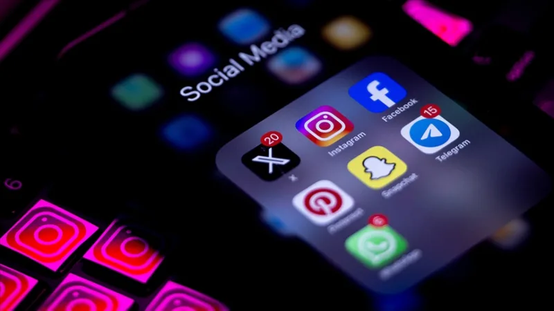 Le Sénat français a adopté un projet de loi instaurant une interdiction partielle des réseaux sociaux pour les moins de 15 ans