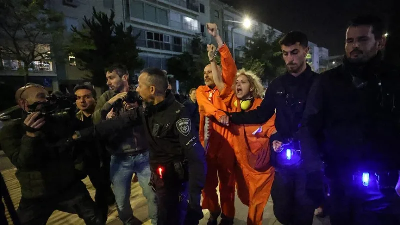 Anti-war protesters in Tel Aviv, the capital of Israel, were dispersed by a harsh police crackdown