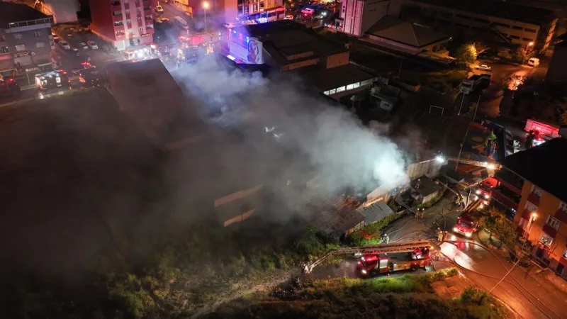 Der Brand in einer Fabrik in Arnavutköy wurde gelöscht