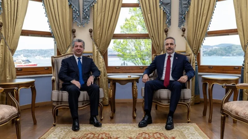Ministr zahraničních věcí Fidan se setkal v Istanbulu s předsedou vlády Iráckého kurdského regionu Barzanim