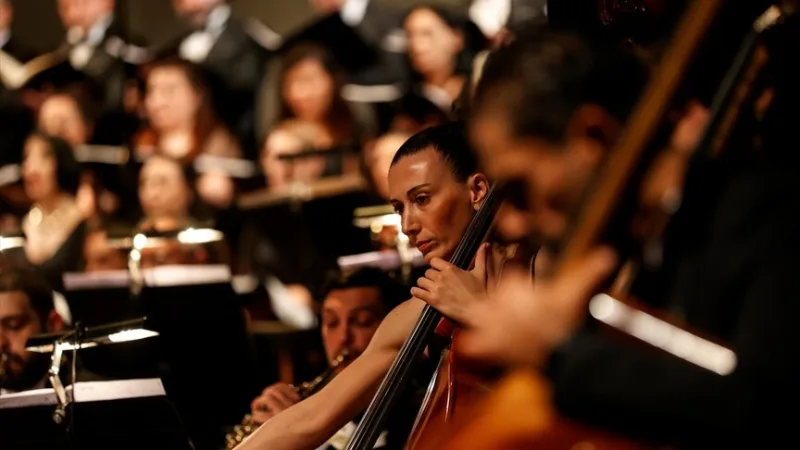 In Mersin wurde die Bühnenkantate „Carmina Burana“ den Kunstliebhabern präsentiert